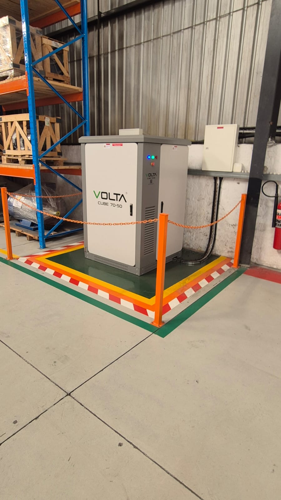 Industrial energy solution with cooling and fire detection included in cube